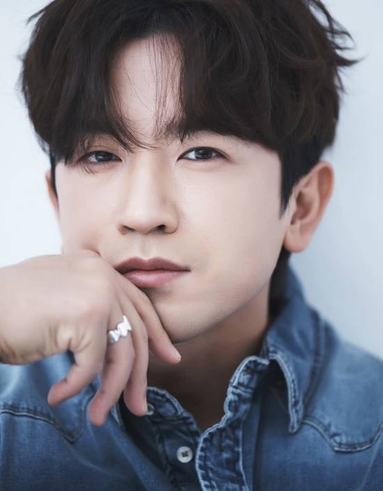 <b>이민우</b>, '<b>싱글맘</b>' <b>결혼</b> 소식에 팬들 급분열…"오빠가 왜?"vs"오지랖" [...