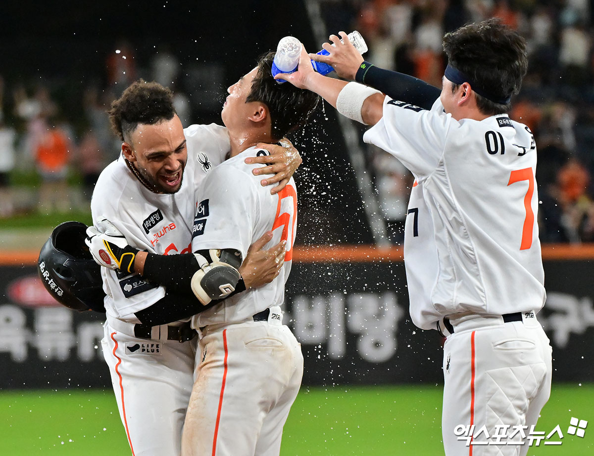 한화 연장 11회 끝내기승 폭발! '리베라토 동점포+이원석 끝내기 볼넷' 4연승 질주→1위 LG '1경기 차' 추격…롯데 6연패 수렁 [대전:스코어]