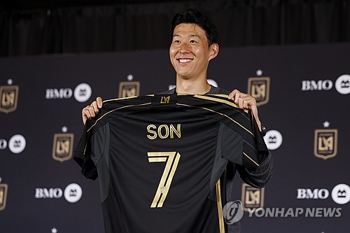 '토트넘 봤지?' <b>손흥민</b>, <b>셔츠</b> 팔이 전세계 1위→<b>메시</b> 제쳤다…축구+마케...