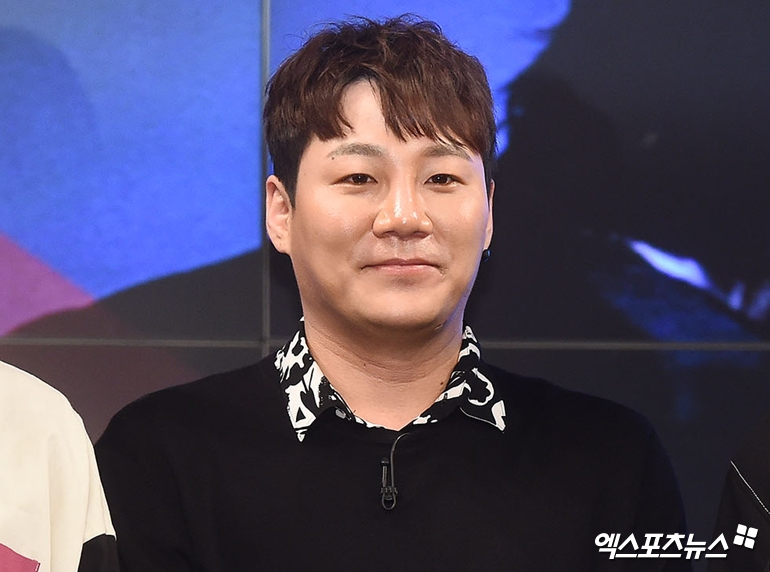 <b>윤민수</b>, 이혼 후 한집살이…"부모 책임감" vs "<b>위장</b> 이혼?" 극과극 반응...