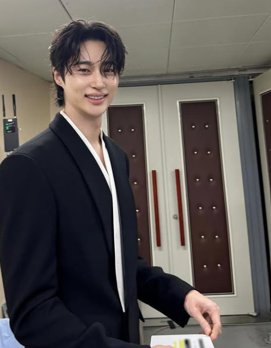 아이유 만난 <b>변우석</b>, 실물은 이런 느낌?…187cm 남자의 '느좋' <b>수트핏</b> [...