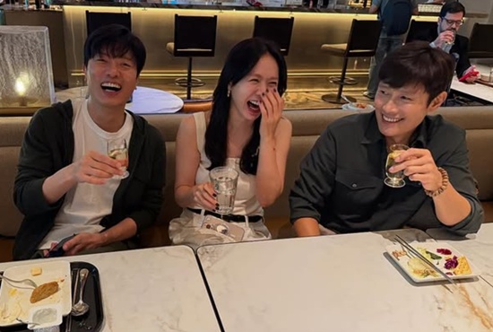 <b>손예진</b> "<b>부계정 삭제</b> 이유 몰라, 빠른 시일 내 복구"…이병헌과 다정샷...