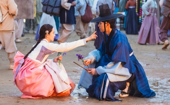 숙수복·곤룡포 벗어던졌다…이채민임윤아 본격 <b>데이트</b>, 조선 선남선...