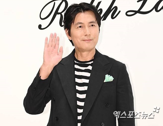 <b>정우성</b>, '<b>혼외자 논란</b>' 1년 만에 공식석상…부일영화상 핸드프린팅 행사...
