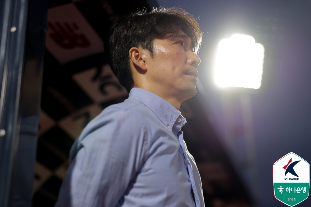 무릎 꿇고 눈시울 붉힌 변성환 감독, 그만큼 간절했던 <b>승리</b>…"우리의 간...