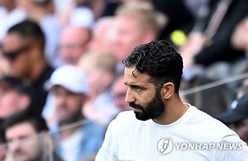 <b>맨유</b> 망치고 버티기 시작했다! "시스템 바꾸고 싶으면 나 해고해" 충격...