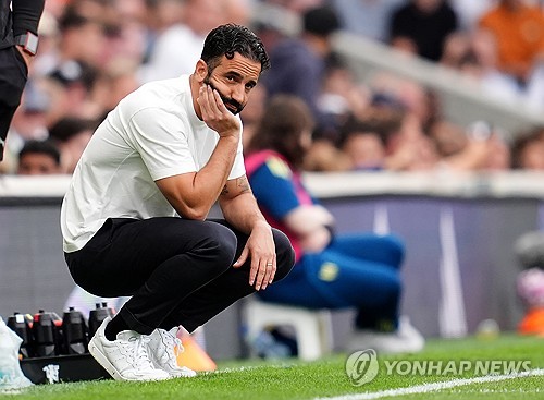 <b>맨유</b> 역사상 최악의 감독 확정적…"신뢰 잃었다" 아모림 경질 논의 스타...
