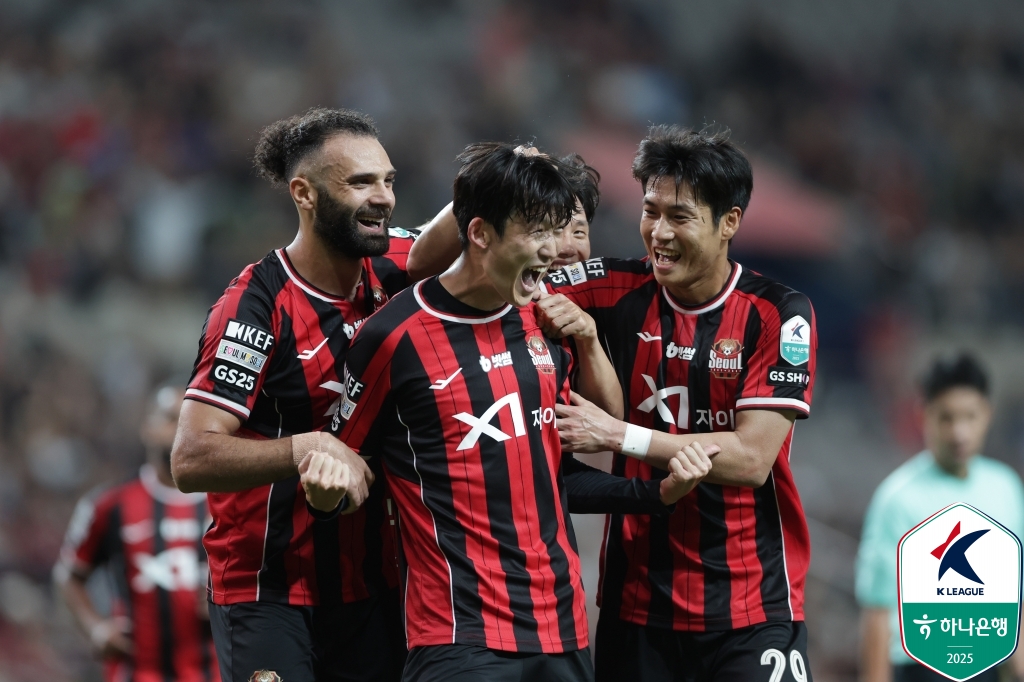 FC<b>서울</b>, 천적 <b>광주</b> 3-0 완파…세트피스 2골+문선민 쐐기포→5위 수성, '6...