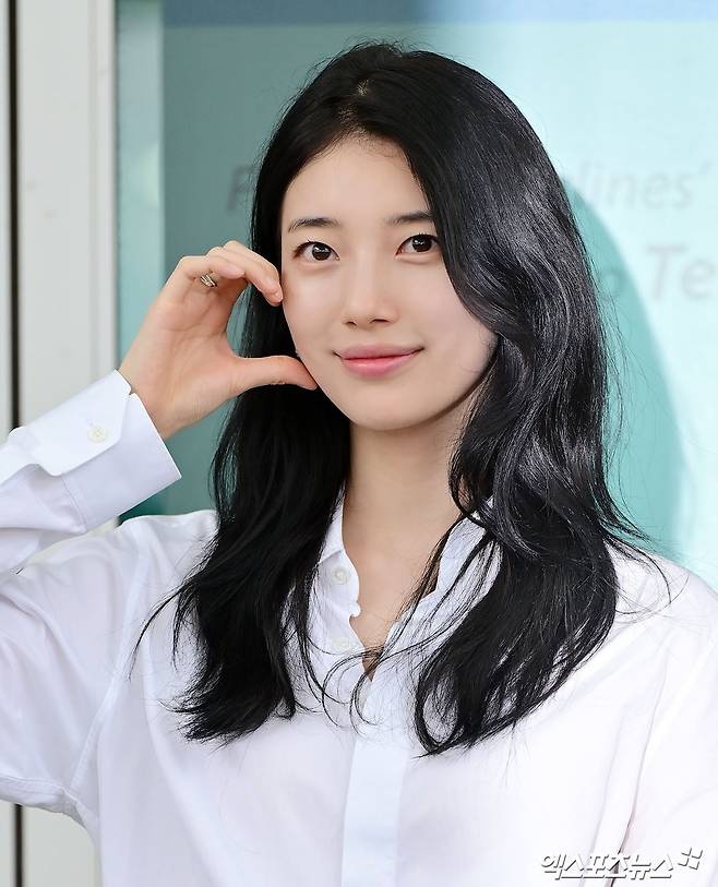 <b>수지</b> 얼굴 변했다…의견 분분 '점' 하나에 뜨거운 화제성 [엑's 이슈]