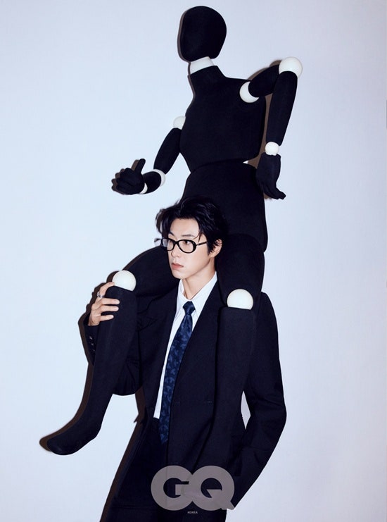 Yunho Yunho presents a sensational pictorial in his own style.