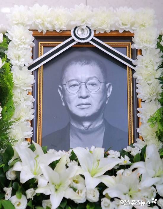 "웃지마 너도 곧 와"…故 <b>전유성 묘비명</b>, 끝까지 웃음 주고 떠났다 [엑'...