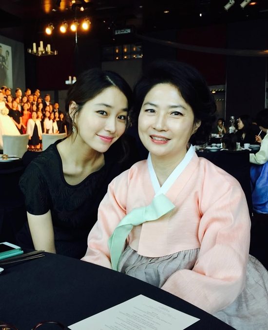 <b>이민정</b>, 숨겨진 <b>가족사</b> 고백 후…'붕어빵' 모친 공개 "모태미녀" [해시...