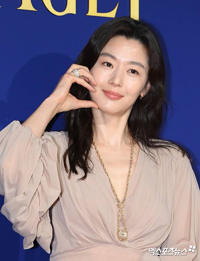 전지현 대사로 불거진 '<b>혐중 논란</b>'…'<b>북극성</b>' 작가 "허구의 국가, 배우에...
