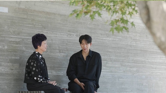 <b>윤현민</b>, 새엄마와 父 <b>봉안당</b> 방문…이복동생까지 챙기고 끝내 눈물 (미...