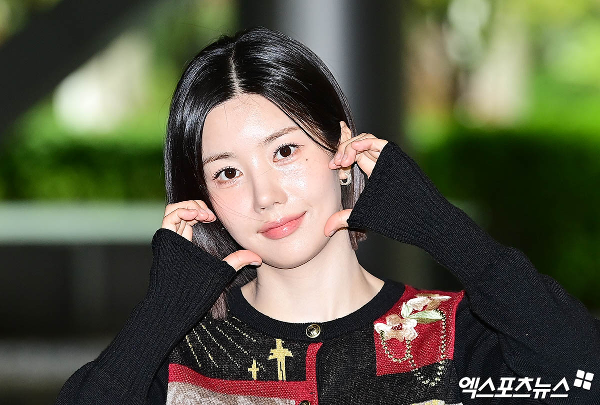 '워터밤 여신' 못 나올 뻔…<b>권은비</b>, '연년생 오빠' <b>결혼식 전액 지원</b> 이...