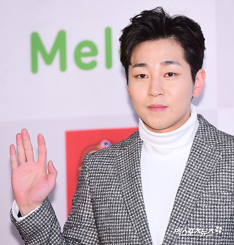 <b>딘딘</b>, 연예인 <b>축의금</b> 현실 밝혔다…천만원 설에 "친하면 50만원" [엑's 이...