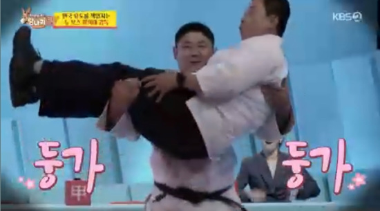 '유도국대 감독' <b>황희태</b>, '100kg' <b>정호영</b> 안고 <b>스쾃</b> "현역 못지않아" (사...