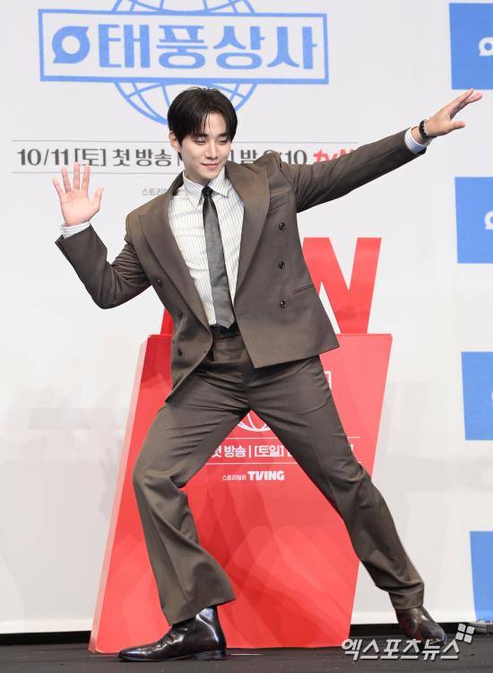 <b>이준호</b>가 <b>이준호</b> 했다…올해 첫방 시청률 1위 '대박', <b>90년대</b> 헤어 브릿...