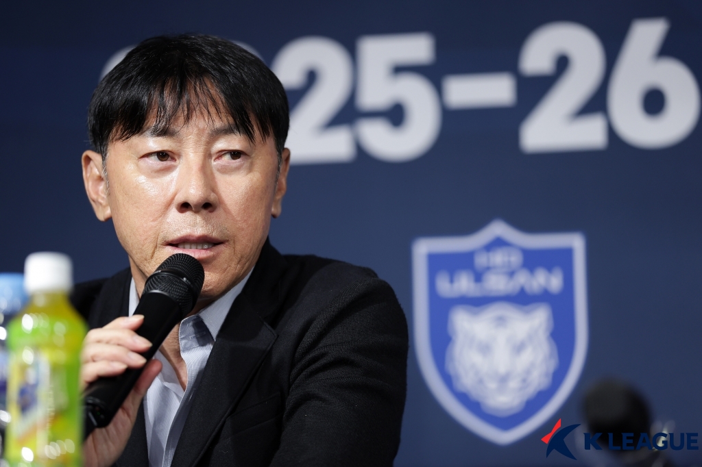 <b>신태용</b>, 울산 팬들에게 "제 불찰이자 잘못" 인사…인도네시아 <b>재부임설</b>...