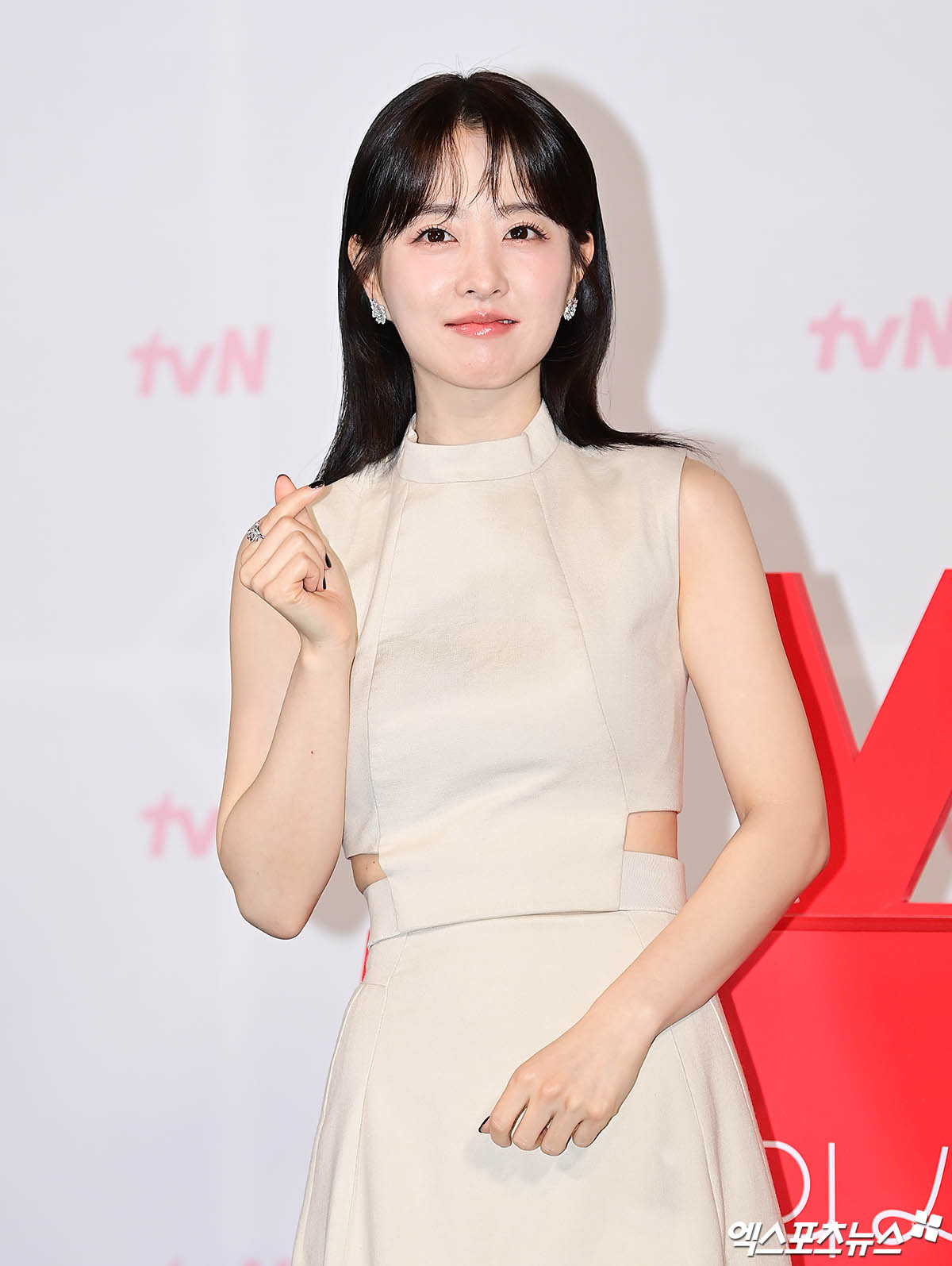 <b>박보영</b> 측 "본질 흐릴까봐"…말 많은 '<b>유방암 캠페인</b>', 작년 <b>논란</b>까지 ...