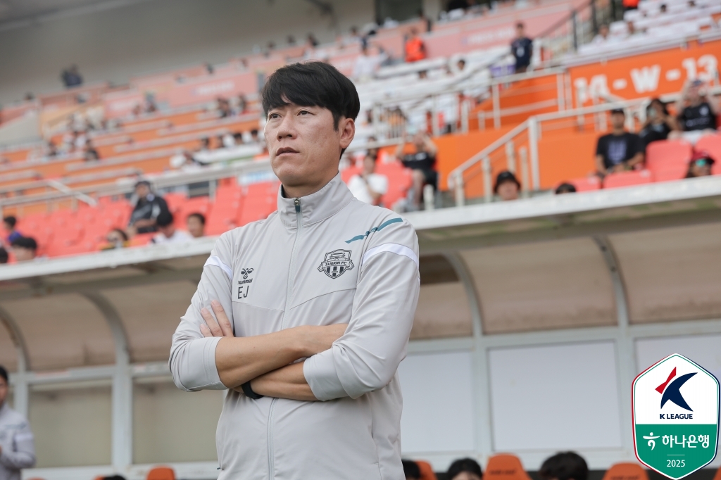 '내 코가 석자' 김은중 감독 "<b>전북 조기 우승</b> 들러리 되지 않겠다" [현장...