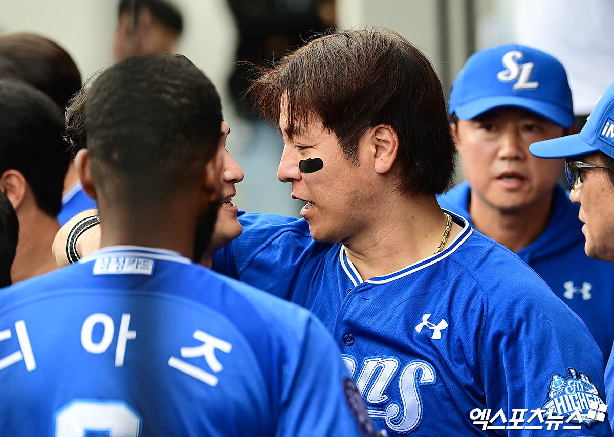 <b>강민호</b> '<b>최원태</b> 예뻐 죽겠어'[포토]