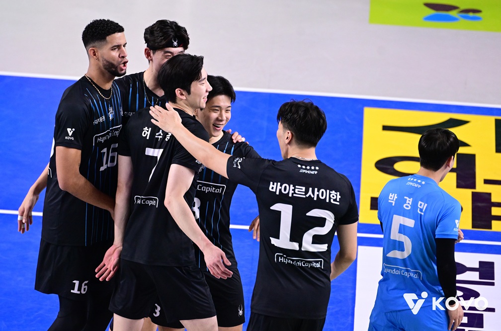 '이게 디펜딩 챔피언이다!' <b>현대캐피탈</b>, 150분 혈투 끝 KB 3-2 제압…<b>레오</b>...