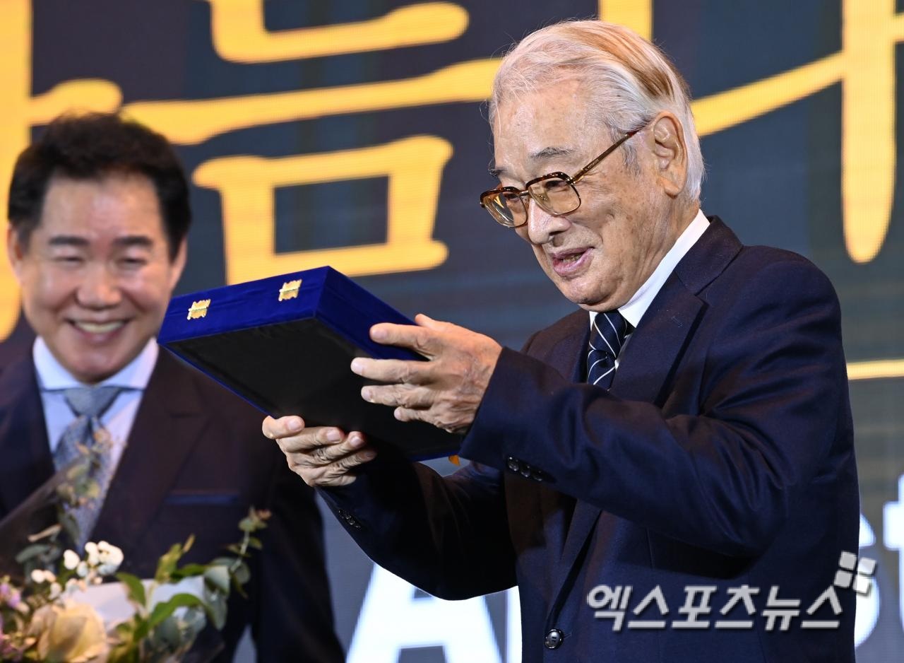 '90세' <b>이순재</b>, <b>건강</b>이상설 해명→영화 소식 후 근황…"안 좋으신 것 같...