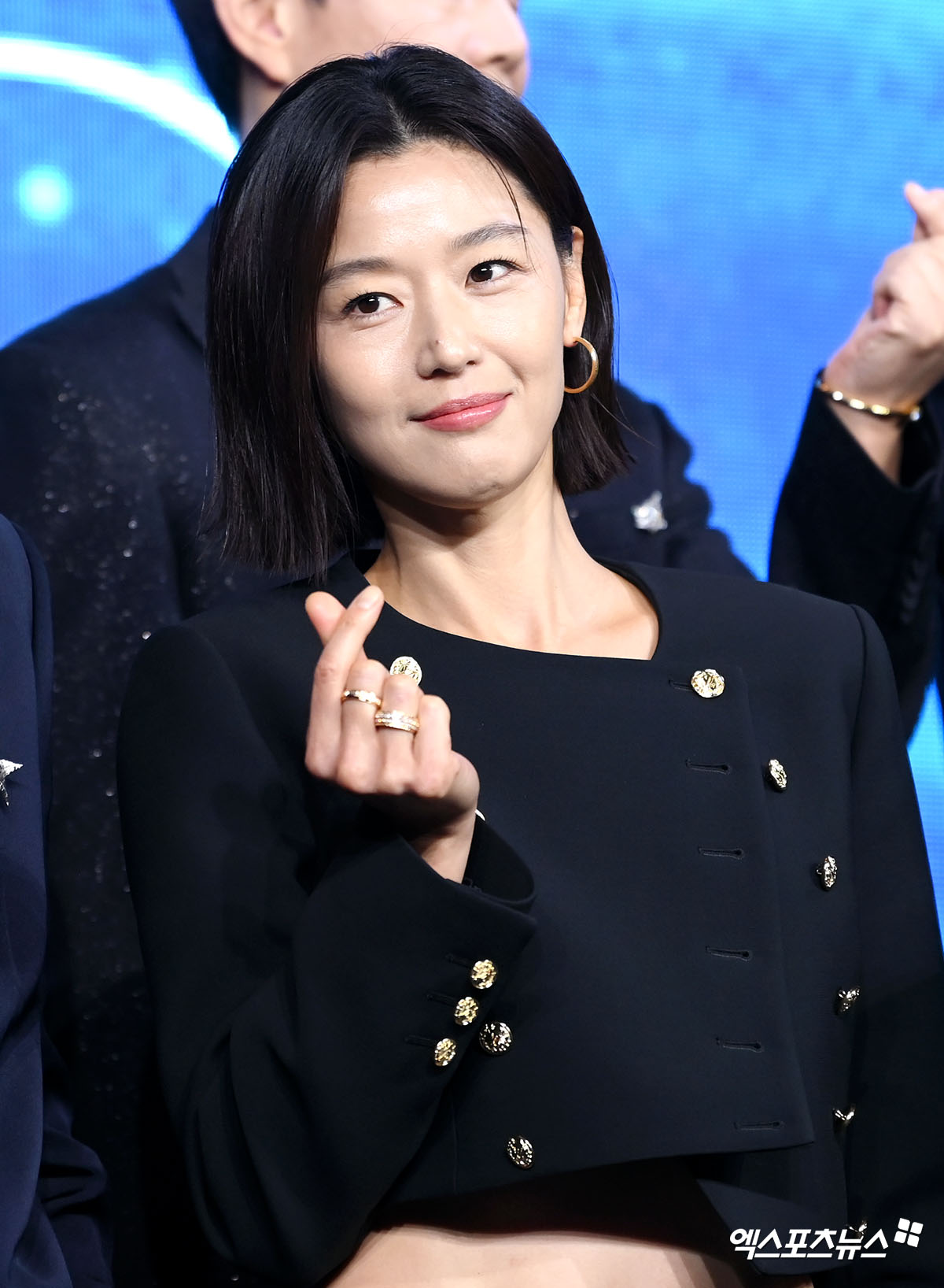 <b>전지현</b>, 데뷔 28년만 신비주의 깼다…<b>유튜브</b> '공부왕찐천재 <b>홍진경</b>' 출...