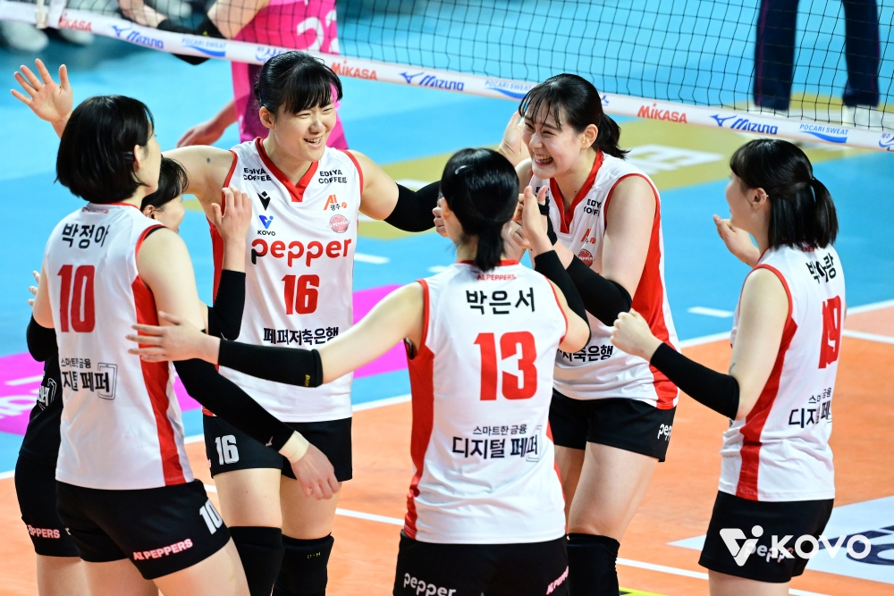 4시즌 연속 최하위 팀 맞아? <b>페퍼저축은행</b>, '디펜딩챔피언' 흥국생명 3-...