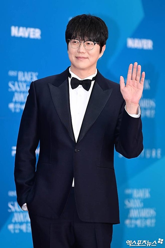 <b>성시경</b>, '<b>매니저</b> 횡령' 충격 속 무대 강행…"기쁜 맘으로 와" [엑's 이슈...