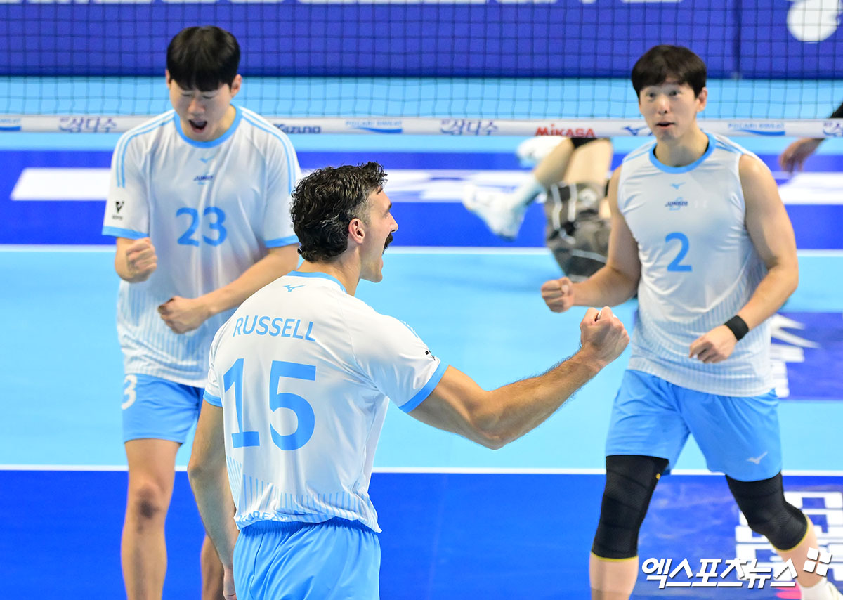 '<b>러셀</b>·정지석 30점 합작' <b>대한항공</b>, <b>삼성화재</b> 3-0 완파…4연승+선두 도...