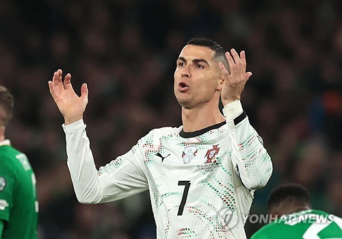 '팔꿈치 가격' 호날두, 마지막 <b>월드컵</b> 못 뛴다!…다이렉트 퇴장+관중석...
