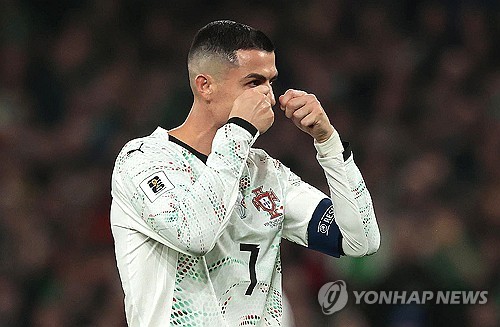"<b>호날두</b>, 너 40살이야…부끄럽지 않아?" 포르투갈 언론도 맹비난→팔꿈...