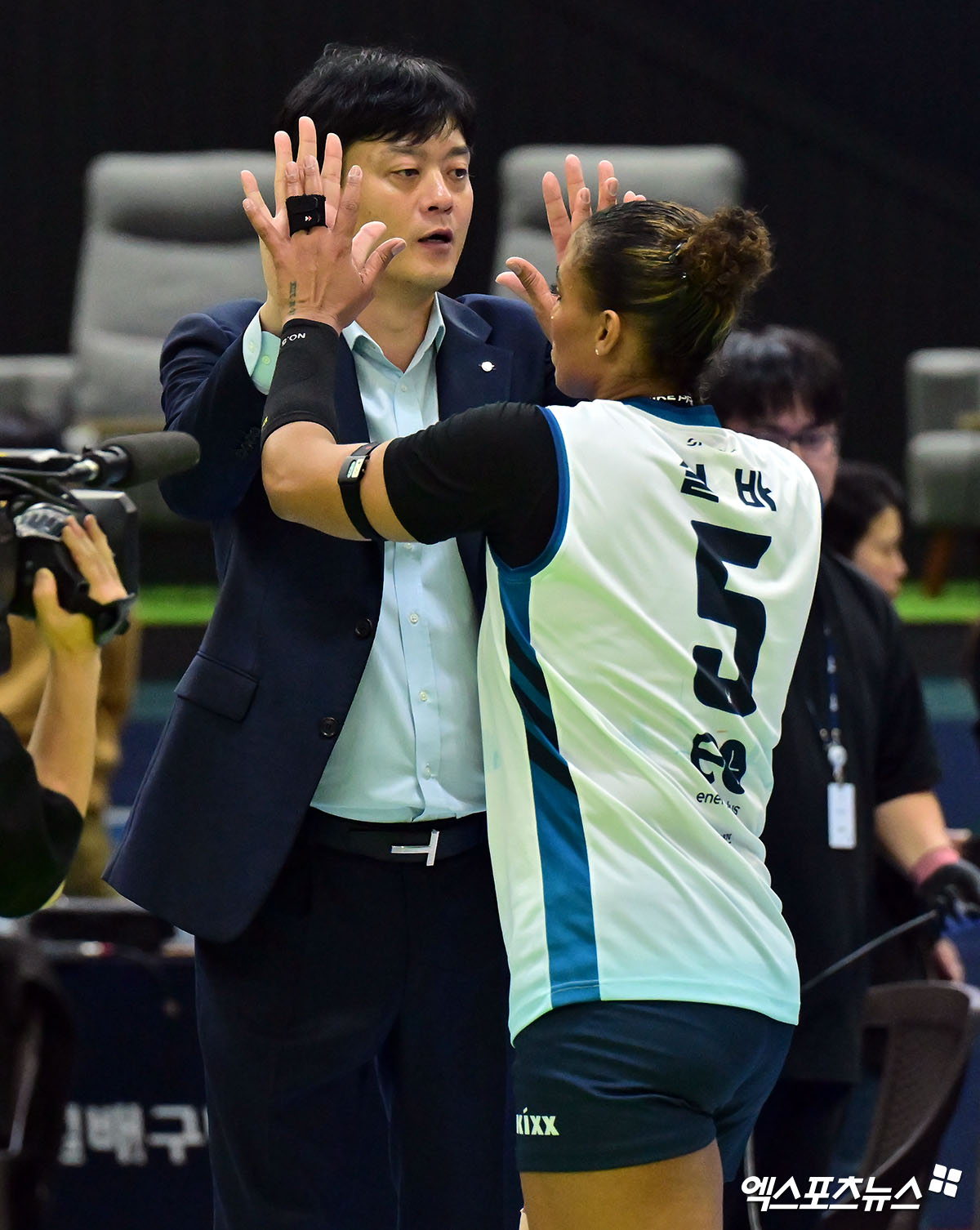 GS칼텍스, '무릎 부상' 레이나 없이 3연승 도전…<b>이영택 감독</b> "선수가 불...