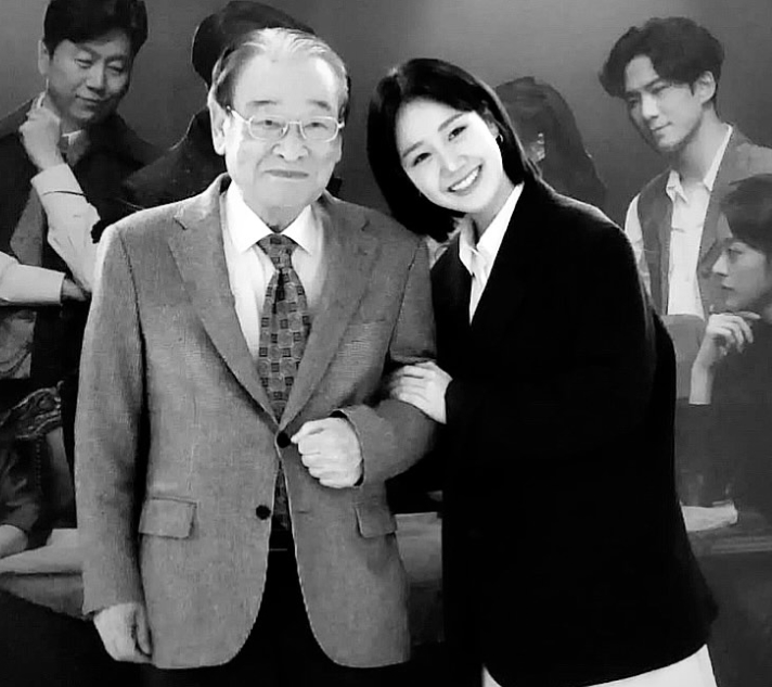 '하이킥 손녀' <b>진지희</b>, 故 <b>이순재</b>와 먹먹한 작별…"사랑합니다, 존경합...