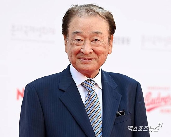 "대본 안 보이셔서 종이에…" 실명 직전이던 故 <b>이순재</b>, 눈물겨운 '<b>연기</b>...