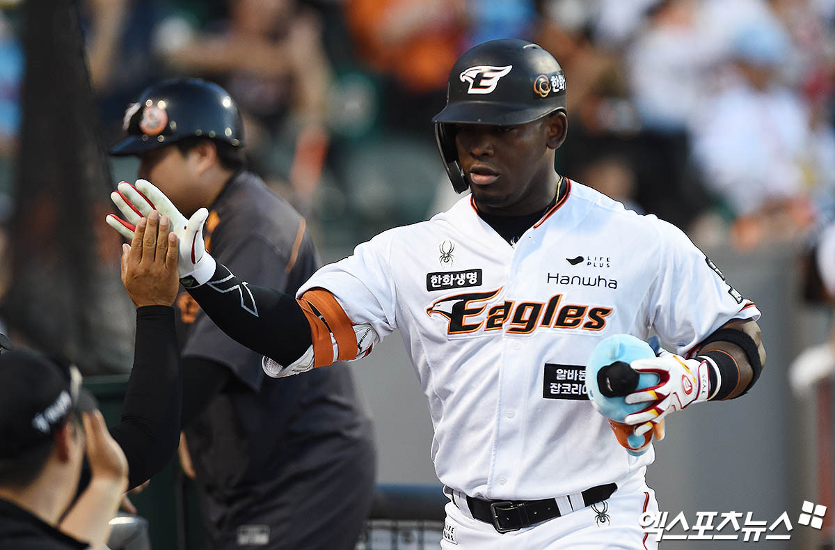 <b>페라자</b>, <b>한화</b> 컴백 확정! 100만 달러에 KBO <b>복귀</b>…"NPB 등 다수 구단과 ...