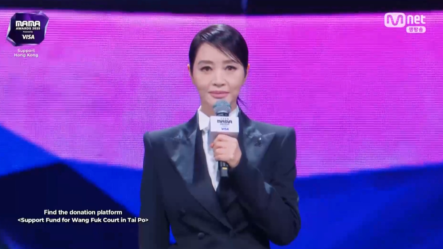 <b>김혜수</b>, <b>홍콩</b> 참사 <b>애도</b>했다…추모 리본 달고 등장 "마음 무거워, 기적...