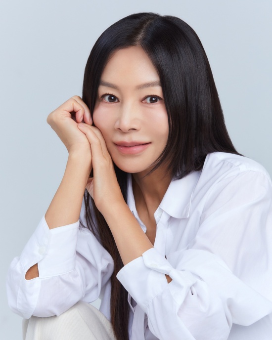 '컴퓨터 미인' <b>황신혜</b>, <b>큐브엔터</b>와 전속<b>계약</b>…아이들·박미선과 한솥밥...