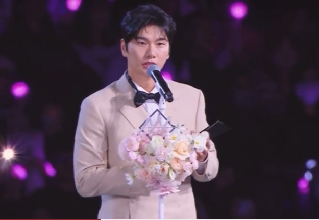 '사생활 <b>논란</b>' <b>이이경</b>, <b>수상 소감</b>서 유재석 패싱…유포자에는 "반드시 ...