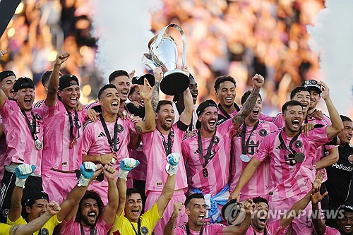 GOAT <b>메시</b> '<b>손흥민</b> 응원' 깔아 뭉갰다→통산 48회 우승 '신기록'…인터 ...