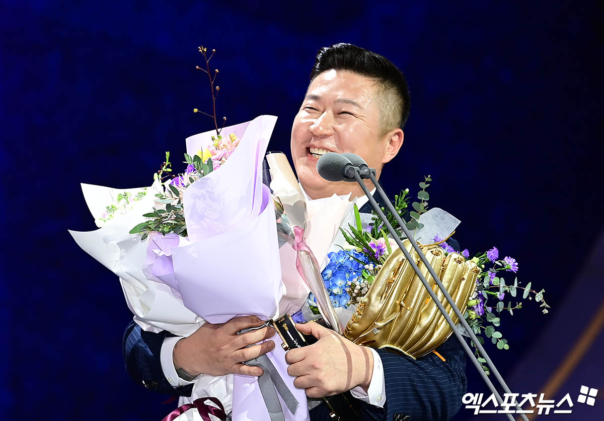 'KIA 떠나 삼성 리턴' <b>최형우</b>, 또 최고령 <b>수상</b> 기록 경신?…2025 <b>골든</b>글러...