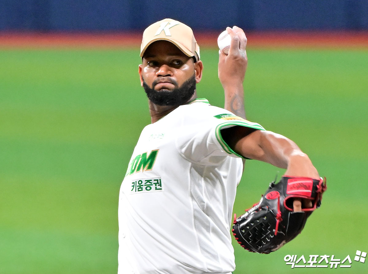 'KBO 54승 투수 90만 달러에 韓 남았다' <b>키움 알칸타라</b>와 <b>재계약</b>…와일...