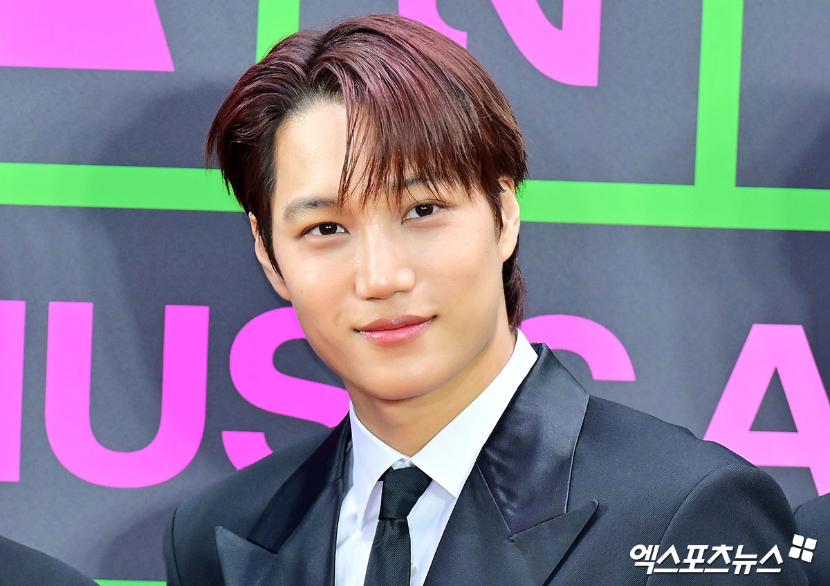 <b>엑소</b> 카이 ‘미소 살짝’[엑's <b>HD포토</b>]