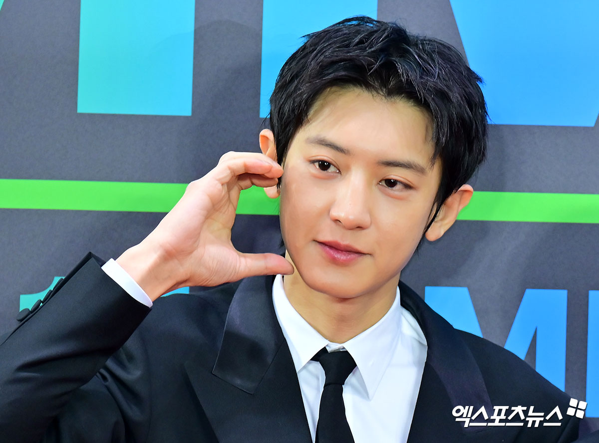 <b>엑소</b> 찬열 ‘심쿵 볼하트’[엑's <b>HD포토</b>]