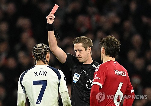 축구 맞아? <b>토트넘</b>, UFC급 난투극의 최후…시몬스·로메로 <b>퇴장</b>→9명으...
