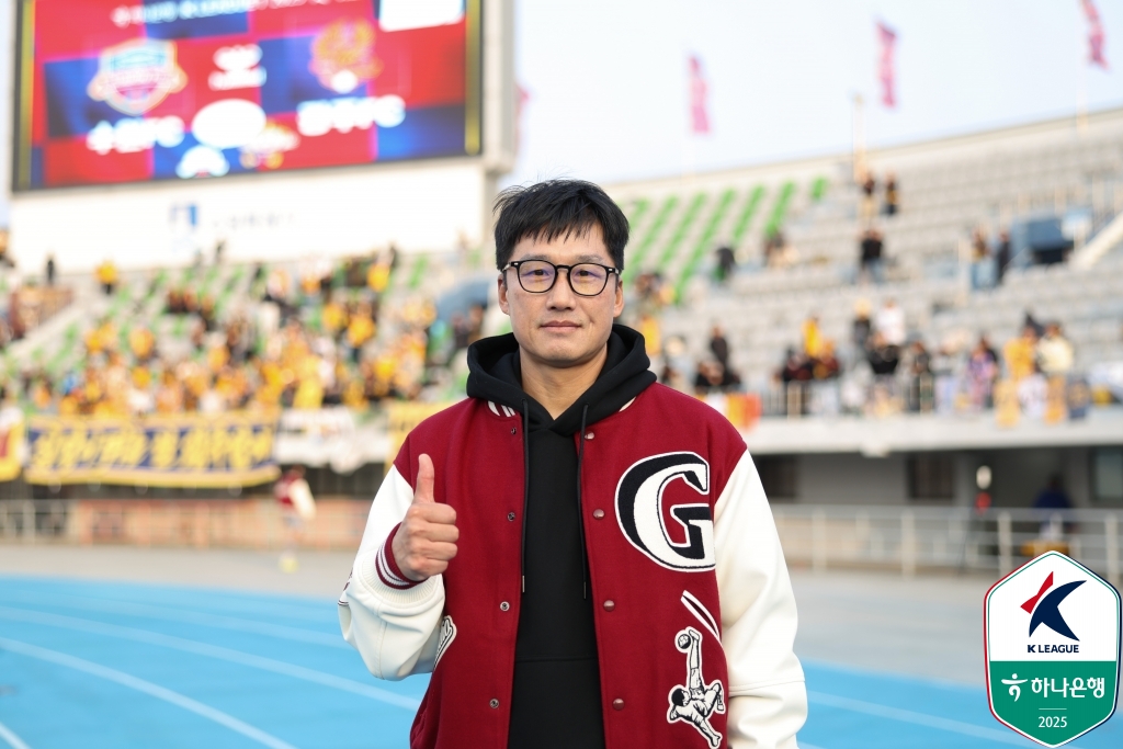 <b>이정효 감독</b>, "평생 감사하겠다" 광주FC와 이별 공식화…<b>수원 삼성 부임</b>...