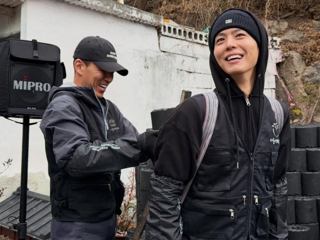 보검님과 션님이 함께 한 훈훈한 연탄 봉사 사진