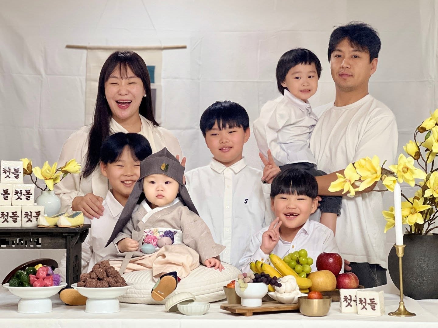 <b>정주리</b>, '진짜 막내' 다섯째 아들 돌잔치 공개…"오형제 잘 키울게요" [...